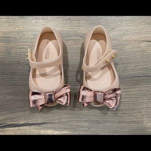 Mini Melissa peep toe peachy pink dress shoe w rose gold bows